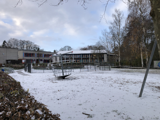 Der erste Schnee verwandelt die Schule in eine Winterlandschaft