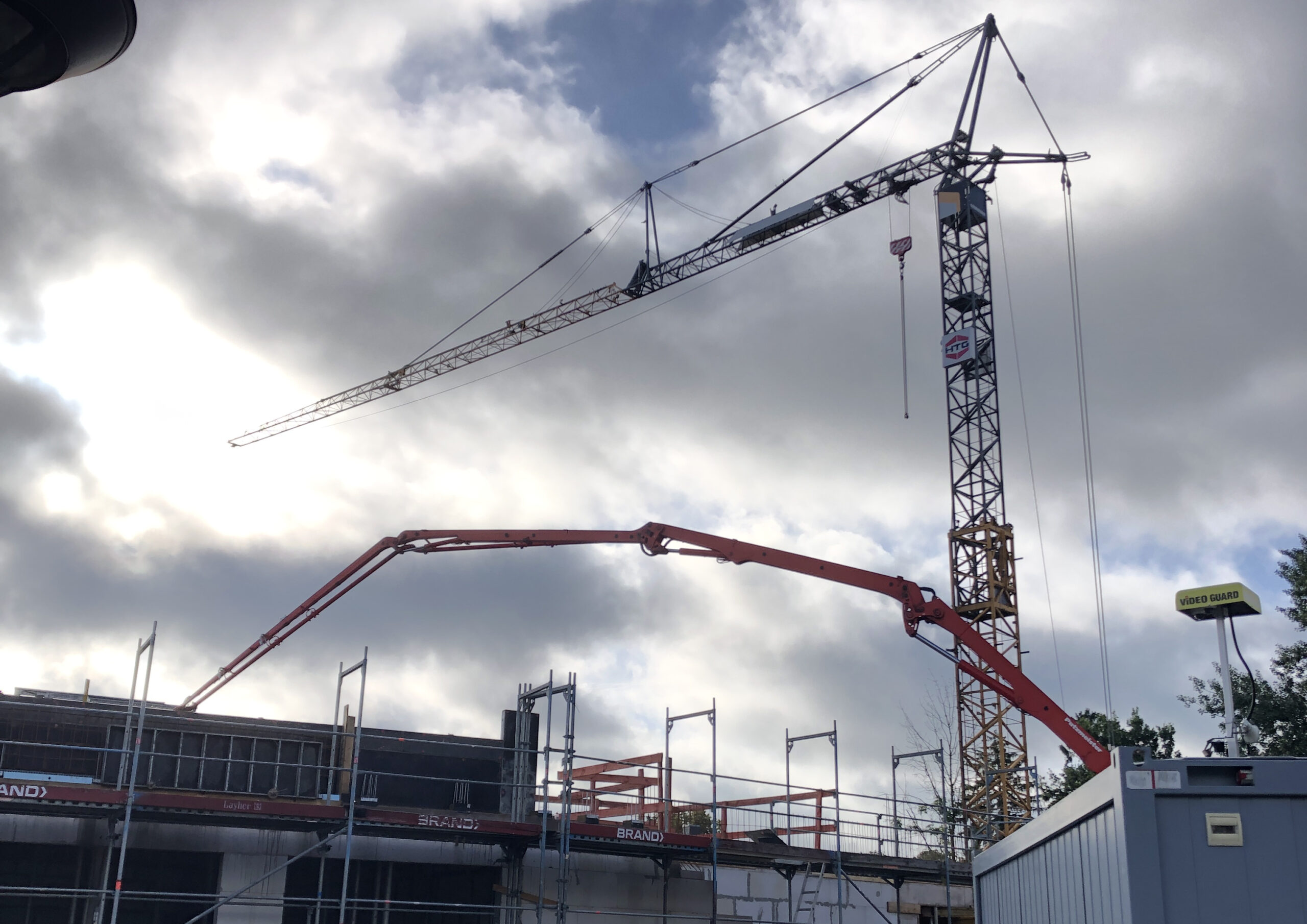 Die erste Betondecke wird gegossen